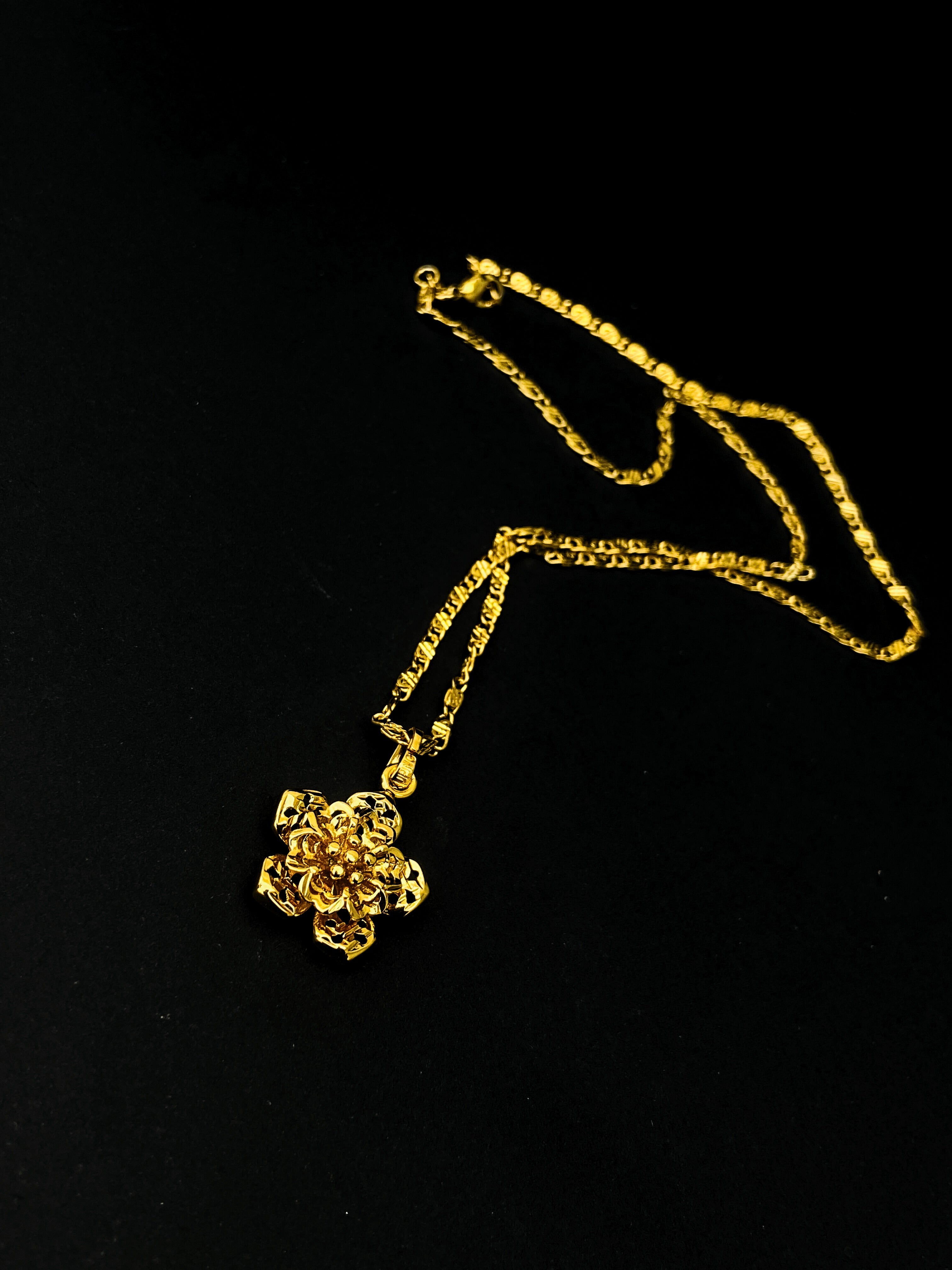 GOLDEN PENDENT WITH GOLDEN CHAIN