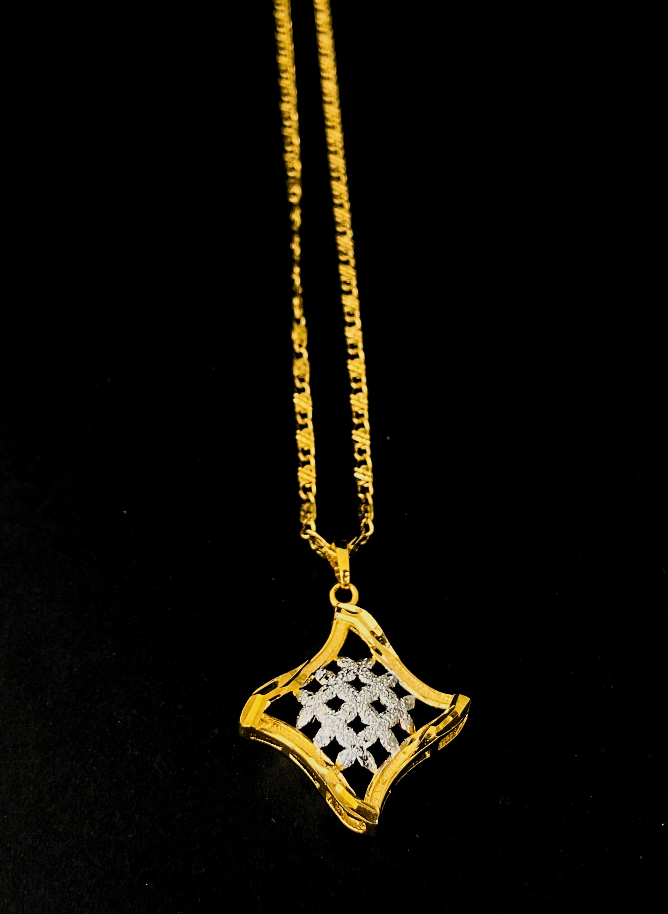 GOLDEN PENDENT WITH GOLDEN CHAIN